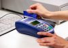 Ngân hàng phát hành thẻ tín dụng hướng dẫn khách hàng chuyển số tiền trong thẻ tín dụng đến tài khoản cá nhân rồi rút tiền mặt để tiêu dùng.