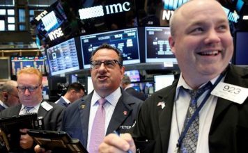 S&P 500 tăng liên tục 3 phiên nhờ tin kích cầu kinh tế Đến phiên này, S&P 500 đã phục hồi gần hết điểm số mất mát trong phiên giảm chóng mặt hôm thứ tư tuần trước…