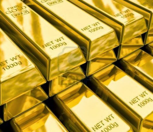 Giá vàng thế giới bắt đầu tuần giao dịch mới trong xu thế giảm, kéo giá vàng trong nước sáng nay (30/09) giảm theo. Tỷ giá USD/VND ngân hàng tăng, trong khi giá USD tự do đi ngang. Lúc hơn 10h trưa, Công ty Bảo Tín Minh Châu niêm yết giá vàng SJC cho thị trường Hà Nội ở mức 41,66 triệu đồng/lượng (mua vào) và 41,94 triệu đồng/lượng (bán ra). Tại thị trường Tp.HCM, Công ty SJC báo giá vàng miếng cùng thương hiệu ở mức 41,6 triệu đồng/lượng và 41,9 triệu đồng/lượng. So với cuối tuần, giá vàng hiện giảm từ 50.000-100.000 đồng tùy niêm yết của từng doanh nghiệp. Việc giá vàng thế giới tuột khỏi mốc 1.500 USD/oz đang khiến việc giữ mốc 42 triệu đồng/lượng trở nên khó khăn hơn đối với giá vàng miếng trong nước. Tuần trước, có lúc giá vàng miếng đạt 42,7 triệu đồng/lượng, cao nhất 3 tuần, nhưng sau đó sụt mạnh do sức ép giảm từ thị trường vàng quốc tế. Giá các sản phẩm vàng 999,9 giảm nhẹ hoặc đi ngang. Nhẫn tròn Phú Quý của Tập đoàn Phú Quý có giá mua vào là 41,4 triệu đồng/lượng và bán ra là 41,9 triệu đồng/lượng, không thay đổi so với hôm thứ Bảy. So với giá vàng thế giới quy đổi, giá vàng 999,9 bán lẻ trong nước đang cao hơn khoảng 200.000 đồng/lượng. Giá vàng giao ngay tại thị trường châu Á lúc hơn 10h theo giờ Việt Nam đứng ở 1.493,1 USD/oz, giảm 3,8 USD/oz so với đóng cửa cuối tuần trước tại New York. Mức giá này tương đương khoảng 41,7 triệu đồng/lượng. Giá vàng quốc tế đang chịu áp lực giảm từ xu thế mạnh lên gần đây của đồng USD, cũng như việc Mỹ-Trung giảm căng thẳng trước vòng đàm phán thương mại cấp cao dự kiến diễn ra sau 2 tuần nữa. Thứ trưởng Bộ Thương mại Trung Quốc Wang Shouwen hôm Chủ nhật nói Bắc Kinh hy vọng Trung-Mỹ sẽ giải quyết được tranh chấp thương mại "bằng thái độ bình tĩnh và hợp lý". Cuối tuần vừa rồi, giới đầu tư có phần lo ngại khi nhiều hãng truyền thông quốc tế đưa tin chính quyền Tổng thống Donald Trump tính cấm các công ty Trung Quốc niêm yết tại Mỹ. Tuy nhiên, đại diện Bộ Tài chính Mỹ tuyên bố với hãng tin Bloomberg rằng hiện Washington hiện tại chưa có kế hoạch nào như vậy. Hôm thứ Sáu, quỹ giao dịch hoán đổi (ETF) vàng lớn nhất thế giới SPDR Gold Trust giảm khối lượng nắm giữ 0,22%, còn 922,88 tấn vàng. Tỷ giá đồng USD trên thị trường quốc tế đang gần ngưỡng cao nhất hơn 2 năm thiết lập vào tuần trước. Chỉ số Dollar Index đo sức mạnh đồng bạc xanh so với một rổ gồm 6 đồng tiền chủ chốt khác dao động quanh ngưỡng 99,15 điểm trong phiên sáng nay tại châu Á. Trong nước, giá USD duy trì xu hướng ổn định kéo dài nhiều tuần nay. Giá USD tự do tại Hà Nội phổ biến ở mức 23.180 đồng (mua vào) và 23.205 đồng (bán ra), hầu như không thay đổi so với cuối tuần. Ngân hàng Vietcombank nâng báo giá ngoại tệ này lên mức 23.150 đồng và 23.270 đồng, tương ứng giá mua và bán, tăng 10 đồng so với thứ Sáu.