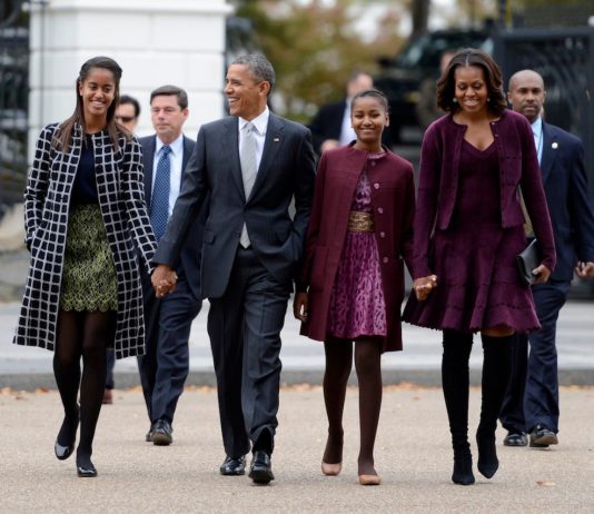 Cựu Tổng thống Mỹ Barack Obama chia sẻ từ quá trình nuôi hai con gái, ông tìm ra chiến lược riêng, phù hợp từng người